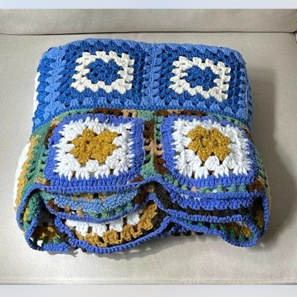 Vintage Crocheted Granny Square Throw Afghan Blanket Approximately 50”x60” - Picture 5 of 7